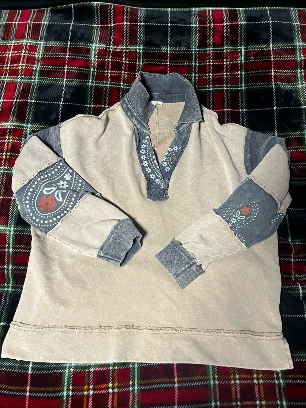 Women’s Casual Beige Pullover Sweater with Contrasting Gray Accents Large!